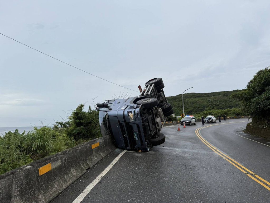 台2線貢寮區曳引車自撞翻覆！　駕駛受傷送醫