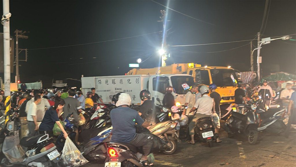 鹿港變「水都」 要倒垃圾人龍排爆現場猶如夜市！
