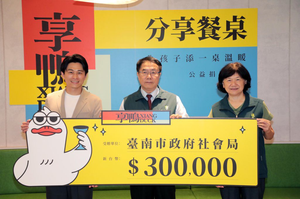 弱勢童「咬一口烤鴨」笑了!黃偉哲陪弱勢童圍桌吃飯 小朋友一句話讓人鼻酸 弱勢童「咬一口烤鴨」笑了!黃偉哲陪弱勢童圍桌吃飯 小朋友一句話讓人鼻酸