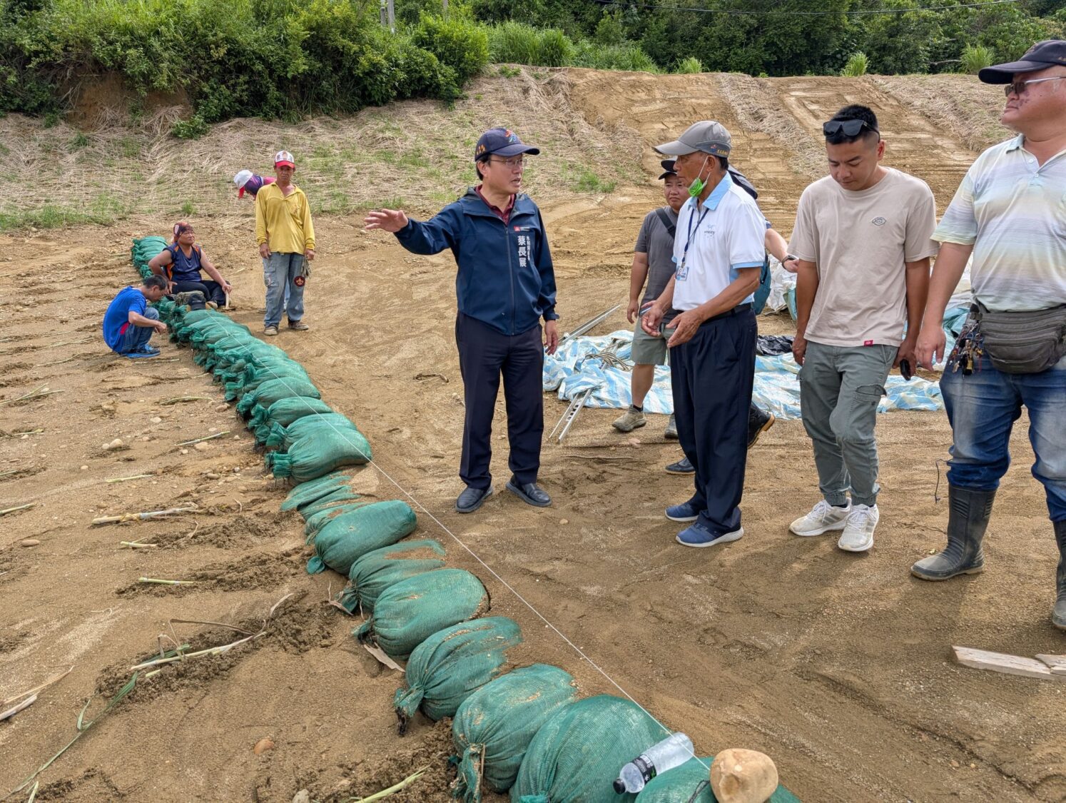 水利局長勘查處促和山光電業者加速植生覆蓋 業者:採納地方建議 水利局長勘查處促和山光電業者加速植生覆蓋 業者:採納地方建議