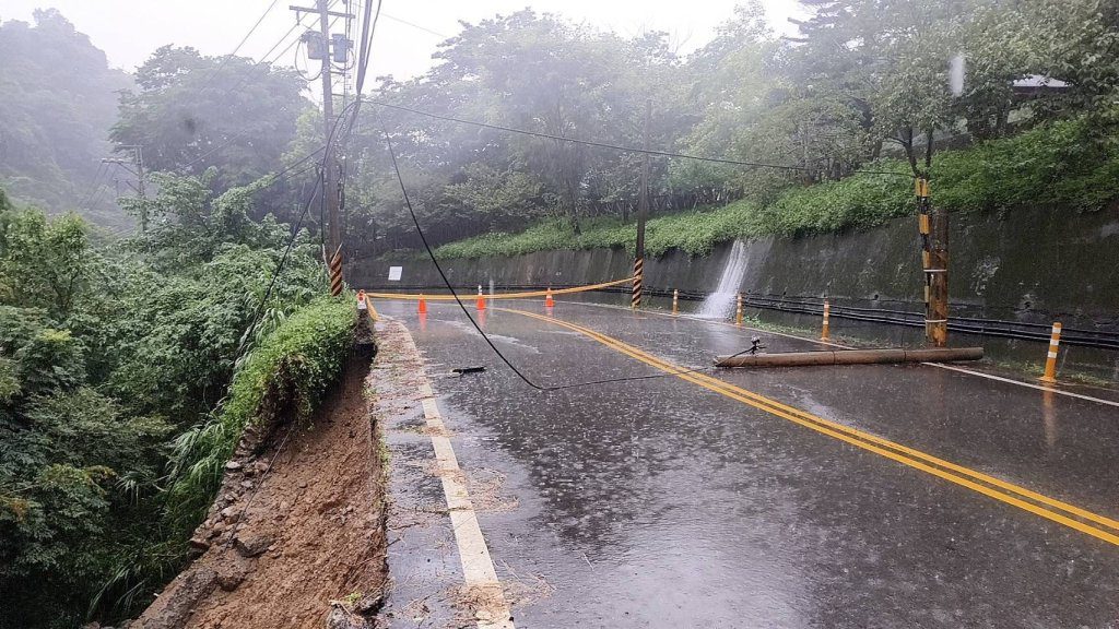 台中豪雨成災! 新社區路面沖毀電線桿倒塌 台中豪雨成災! 新社區路面沖毀電線桿倒塌