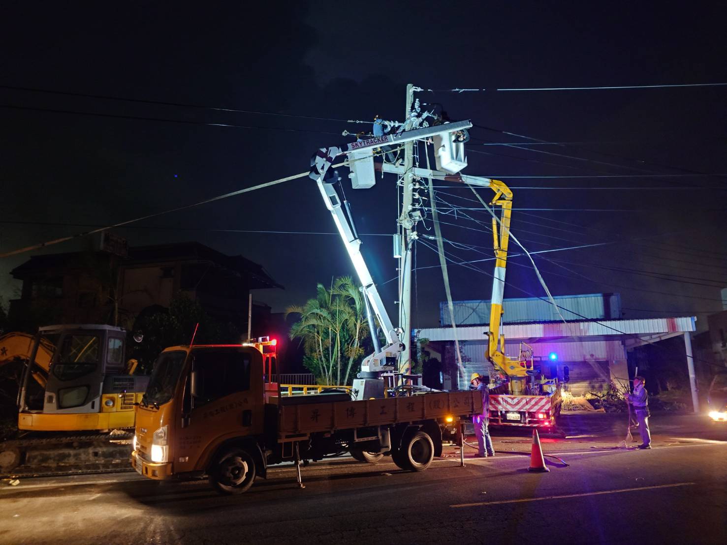 台電日以繼夜心繫民眾  調集全台資源全力拚復電