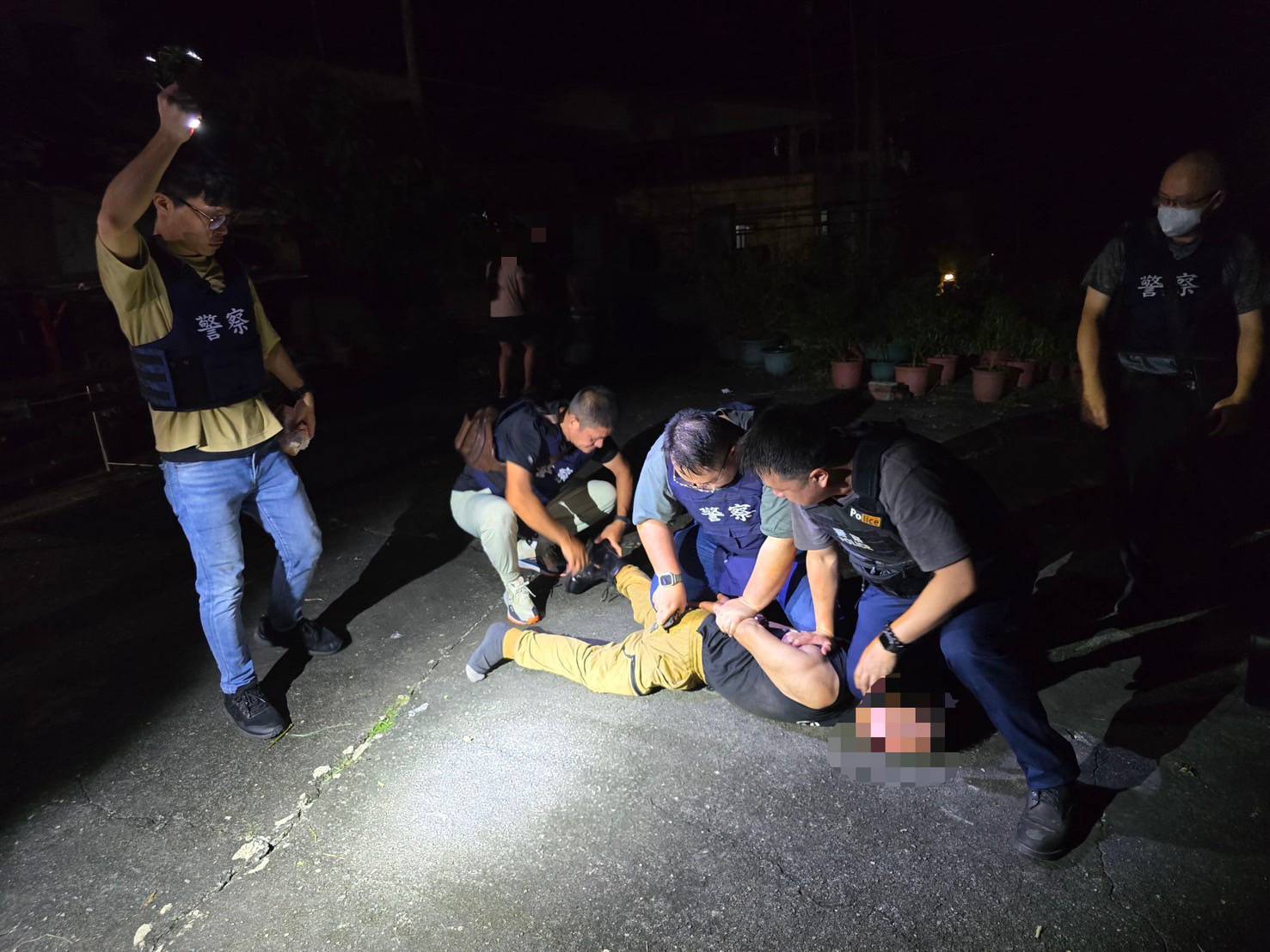 隨機試槍打中鄰居神明廳 警成功壓制送辦 隨機試槍打中鄰居神明廳 警成功壓制送辦