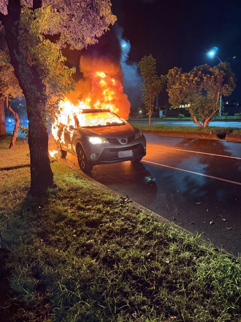 台東縣議員楊秋珍開車途中車子起火！ 　急忙逃出車子付之一炬