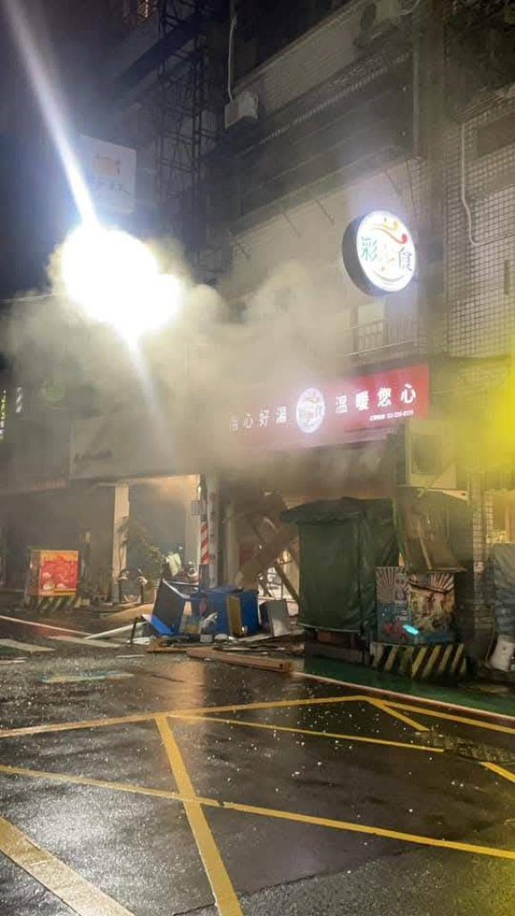 桃園深夜氣爆驚魂!餐廳炸出白煙巨響 男雙腳鮮血直流送醫 桃園深夜氣爆驚魂!餐廳炸出白煙巨響 男雙腳鮮血直流送醫