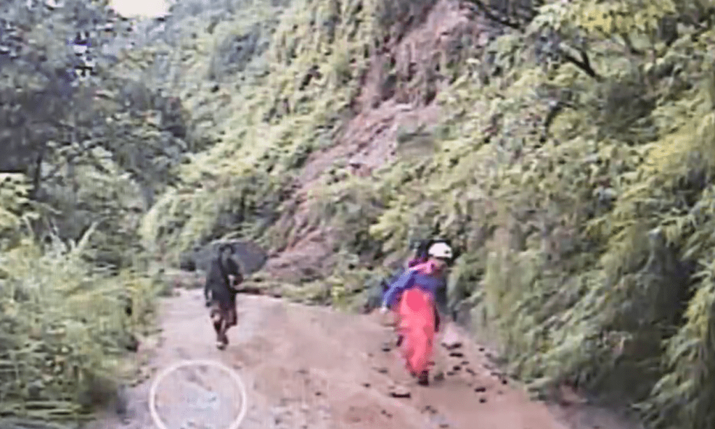 苗栗山區坍方落石民眾受困　消防隊員到場護送脫困