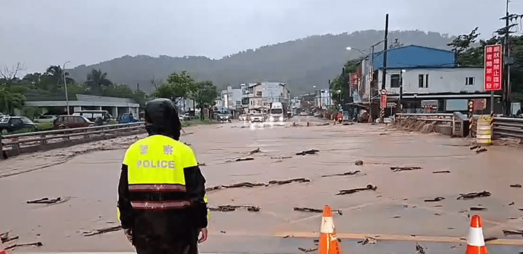 台東豪雨成災！ 　洪水淹沒橋面土石流覆蓋道路掏空地基
