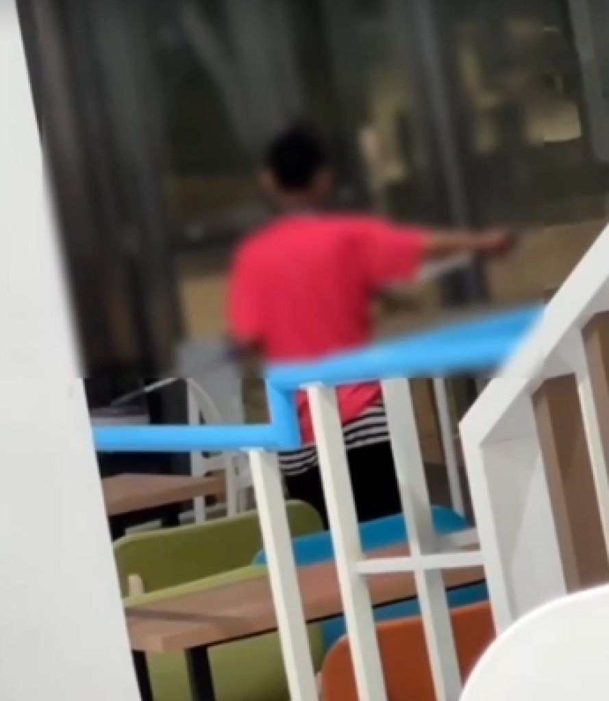 網友崩潰:清水服務區竟用「拖把擦桌」!這頓飯吃得好抖 網友崩潰:清水服務區竟用「拖把擦桌」!這頓飯吃得好抖