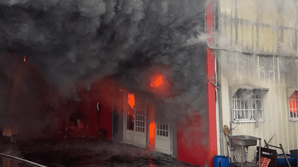 仁德餐具行火警!惡火狂燒…80坪工廠陷火 消防出動「機器人+無人機」 仁德餐具行火警!惡火狂燒…80坪工廠陷火 消防出動「機器人+無人機」