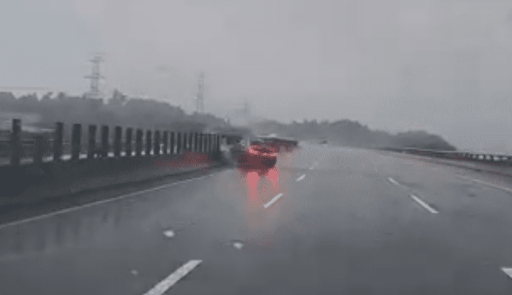 撞擊畫面曝光！　天雨路滑BMW國道3號打水漂撞護欄