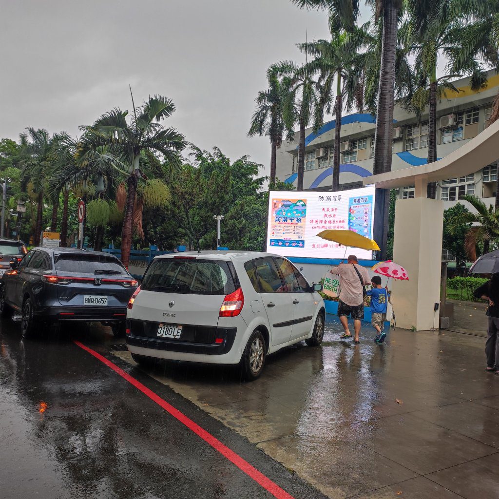 爆料／太平宜欣國小家長接送小孩車子竟駛上人行道 警衛處理態度消極