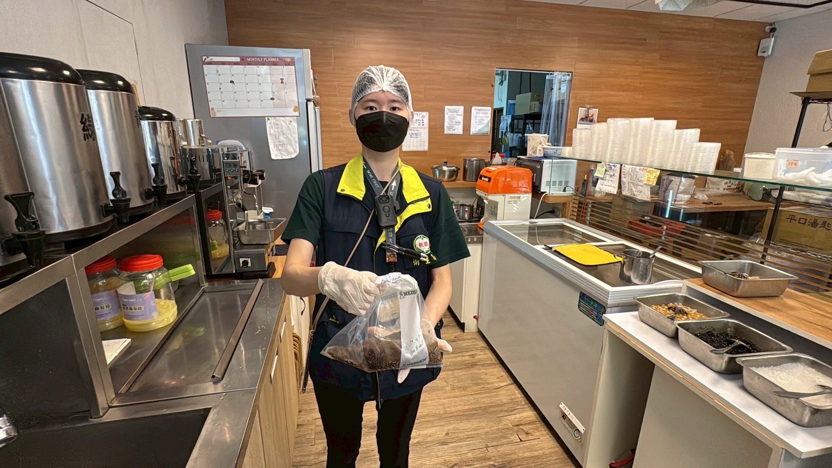 夏季爽吃飲冰品消暑？桃園抽驗368產品 2件腸桿菌超標遭罰