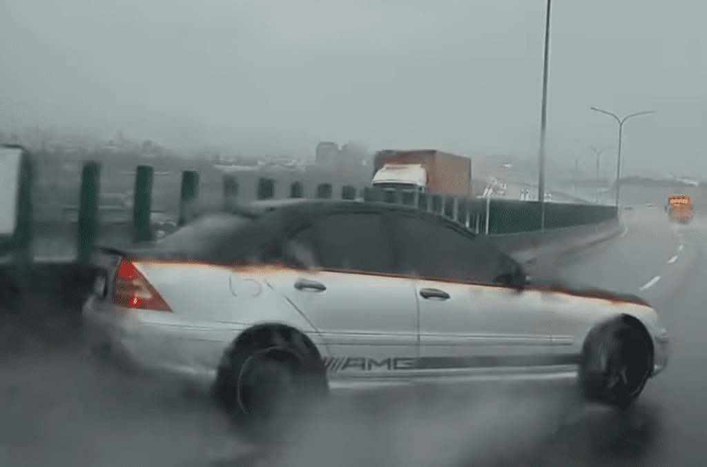 撞擊畫面曝光！　天雨路滑台74線自撞護欄險釀追撞