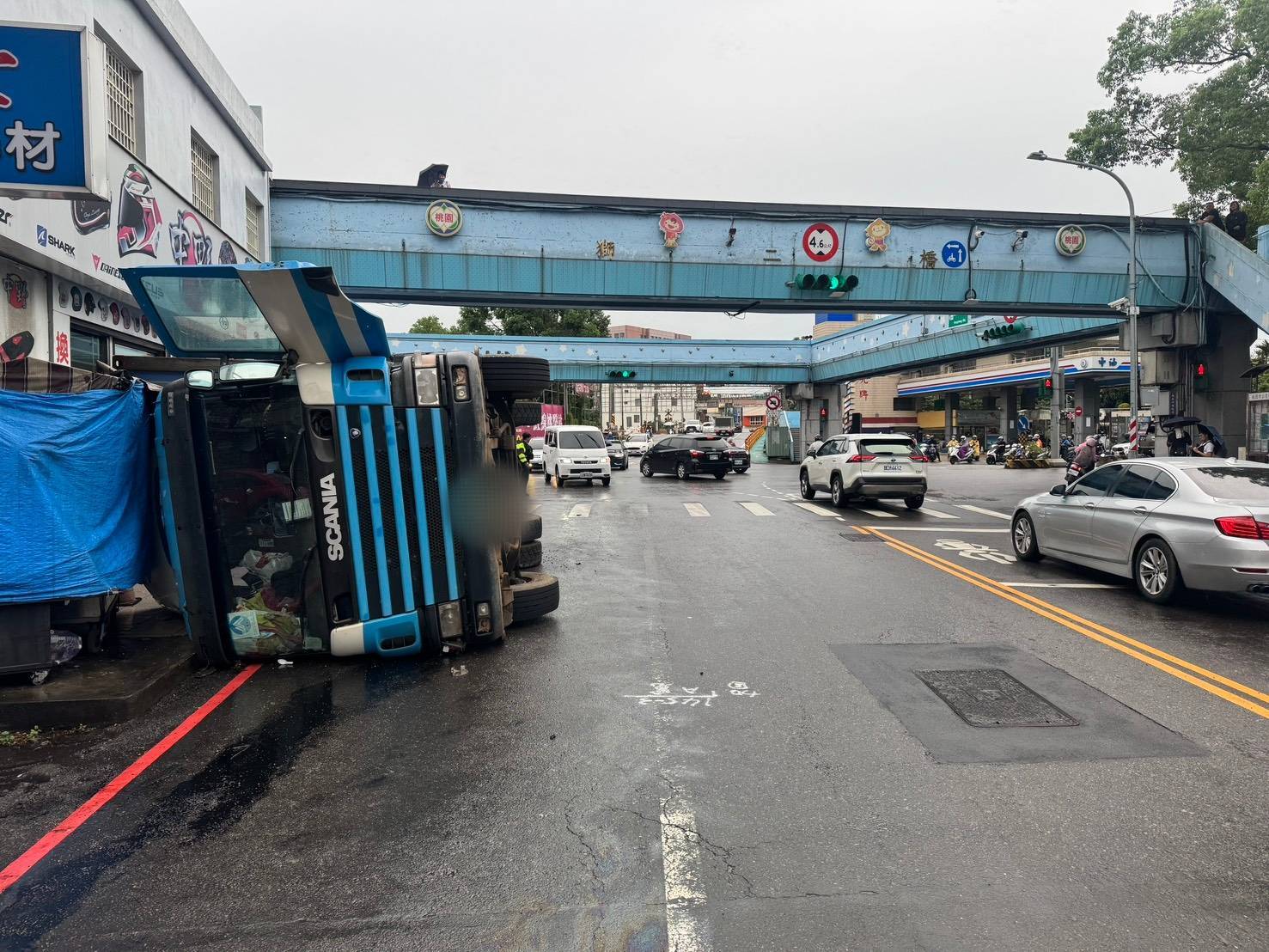 【有片】大學長側躺馬路邊 八德大貨車轉彎瞬間翻車 【有片】大學長側躺馬路邊 八德大貨車轉彎瞬間翻車