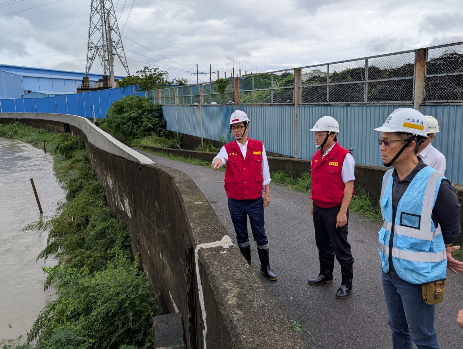 關心豪雨災情 陳其邁市長視察典寶溪堤防加高進度 關心豪雨災情 陳其邁市長視察典寶溪堤防加高進度