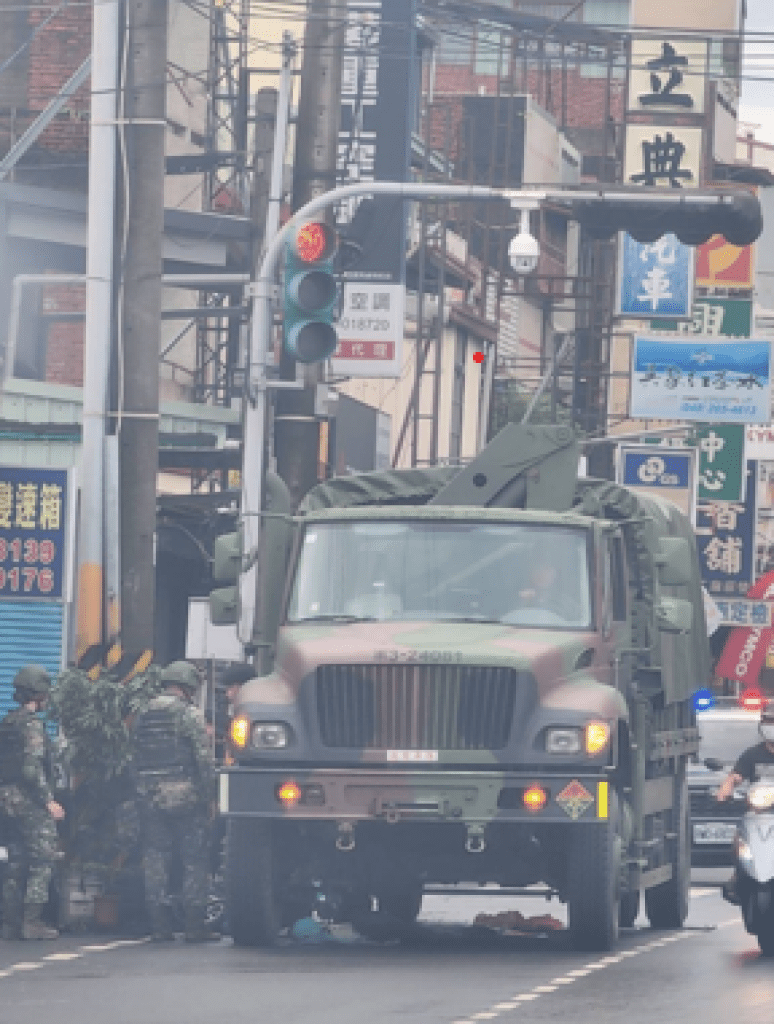 竹山軍車與微型電動二輪車擦撞　騎士受傷送醫