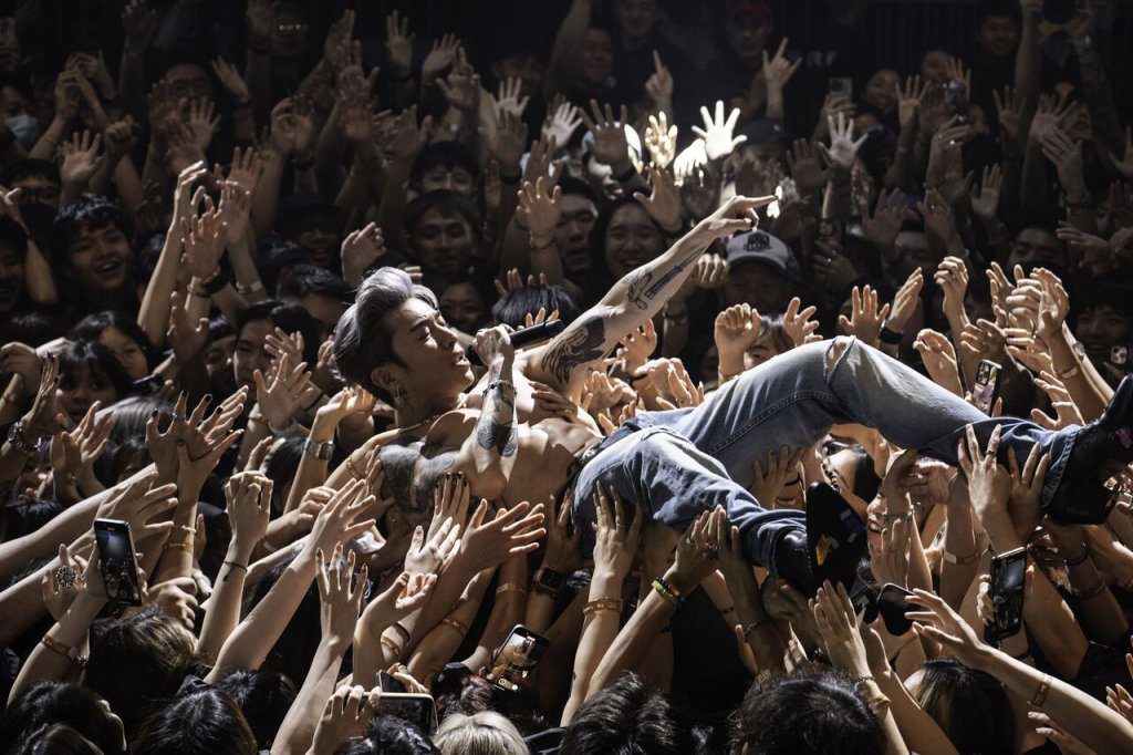 男神Tyson Yoshi脫了！大玩人體衝浪「任歌迷摸透透」