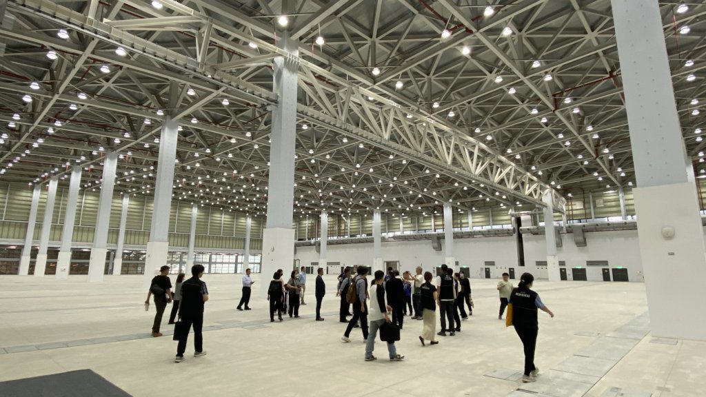 楊瓊瓔開箱台中國際會展中心 力拚11月下旬試營運、年底開幕啟用