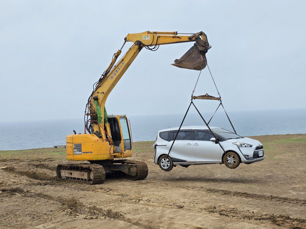 遊澎湖西嶼租車陷入泥淖動彈不得 警協助請來怪手吊離脫困 遊澎湖西嶼租車陷入泥淖動彈不得 警協助請來怪手吊離脫困