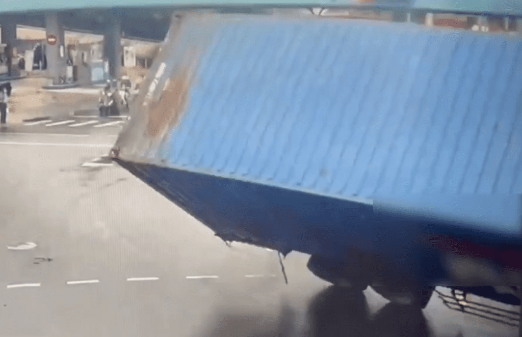 翻車畫面曝光! 桃園八德貨櫃車轉彎不慎翻覆駕駛受傷 翻車畫面曝光! 桃園八德貨櫃車轉彎不慎翻覆駕駛受傷