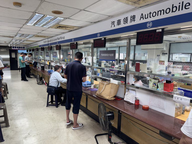 暴雨沖走車牌! 彰化監理站提醒民眾補辦以防遭盜用或違規 暴雨沖走車牌! 彰化監理站提醒民眾補辦以防遭盜用或違規