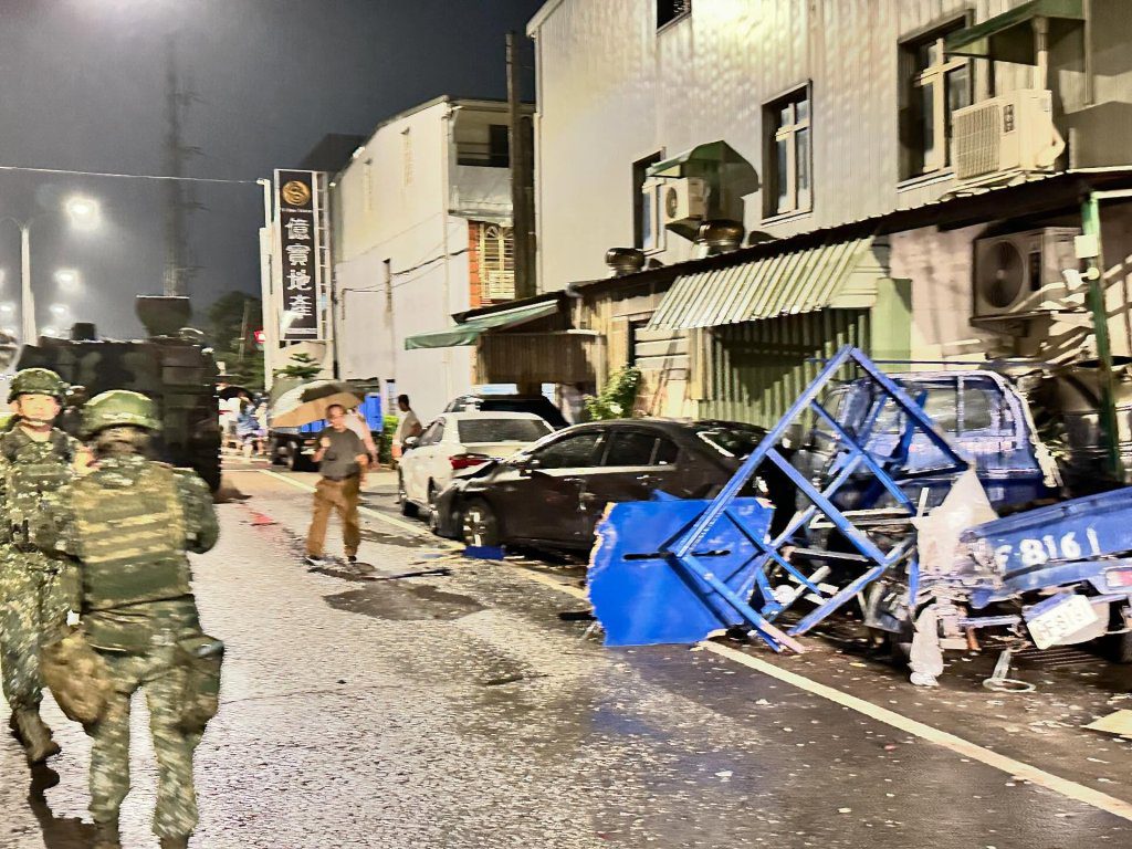 快訊／國軍「坦克車」深夜失控！多車被撞爛　巨響嚇壞民眾