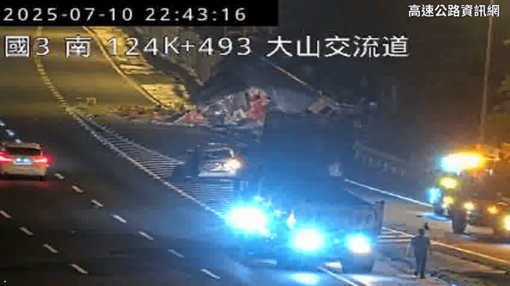 快訊／國3北124.5k大車卡邊坡！疑閃車衝護欄　貨物撒滿地