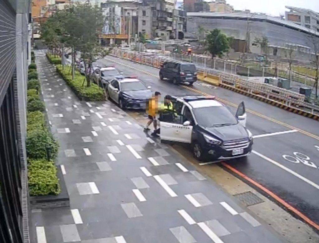 媽媽機車爆胎急哭求助 壢警4分鐘神救援 考生驚險壓秒進考場 媽媽機車爆胎急哭求助 壢警4分鐘神救援 考生驚險壓秒進考場