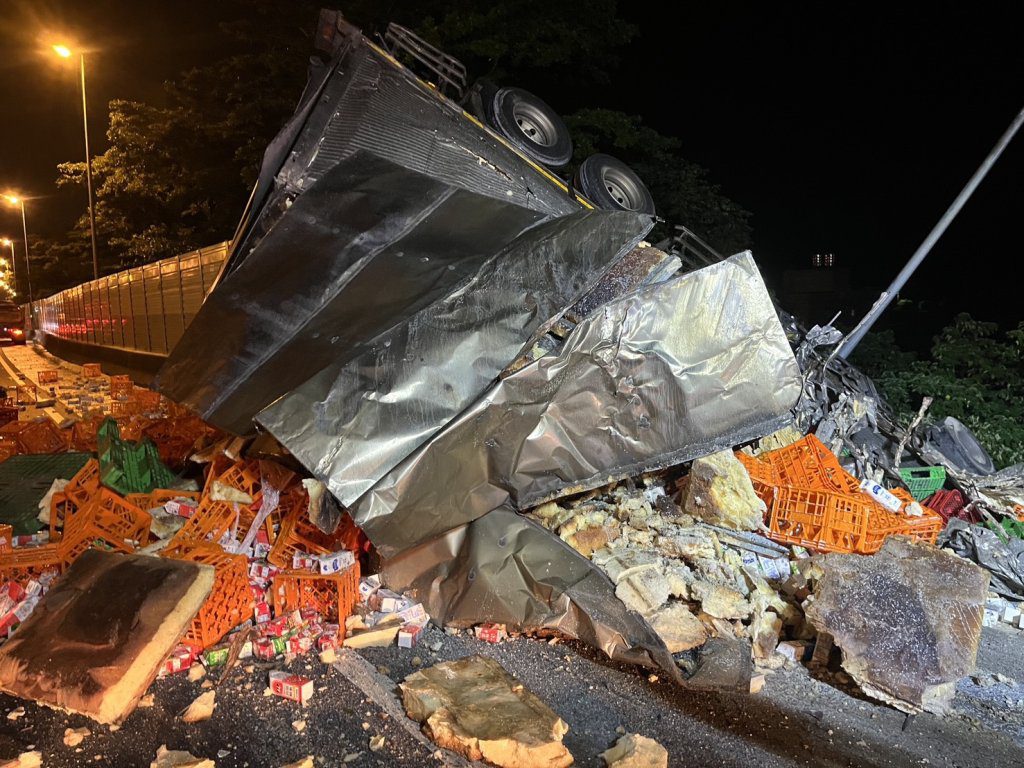 國道3號死亡車禍!自小客車故障停路旁遭半聯結車追撞 釀1死1傷 國道3號死亡車禍!自小客車故障停路旁遭半聯結車追撞 釀1死1傷