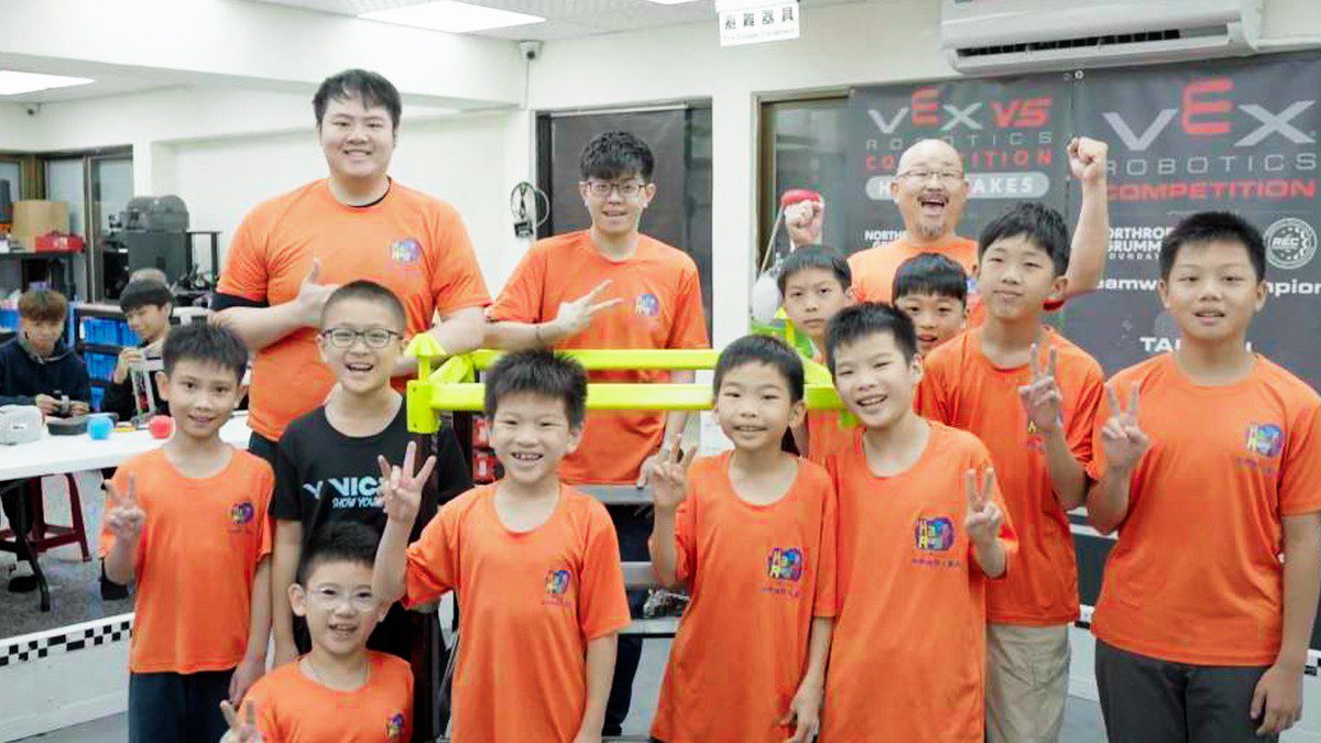 從小扎根科技力 快樂學習機器人 從小扎根科技力 快樂學習機器人