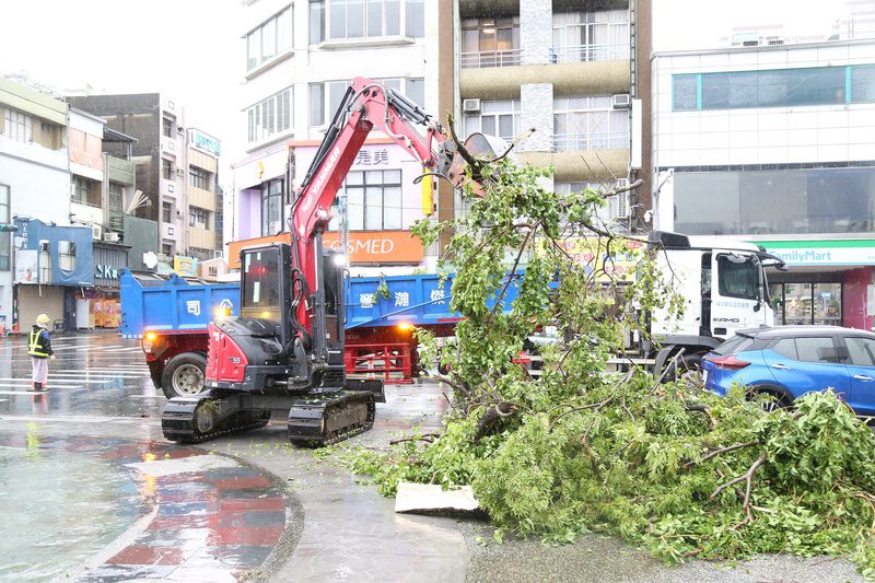 【分析報導】丹娜絲風災重創南台灣 電力綠能雙危機 中央地方動員災後復原 【分析報導】丹娜絲風災重創南台灣 電力綠能雙危機 中央地方動員災後復原