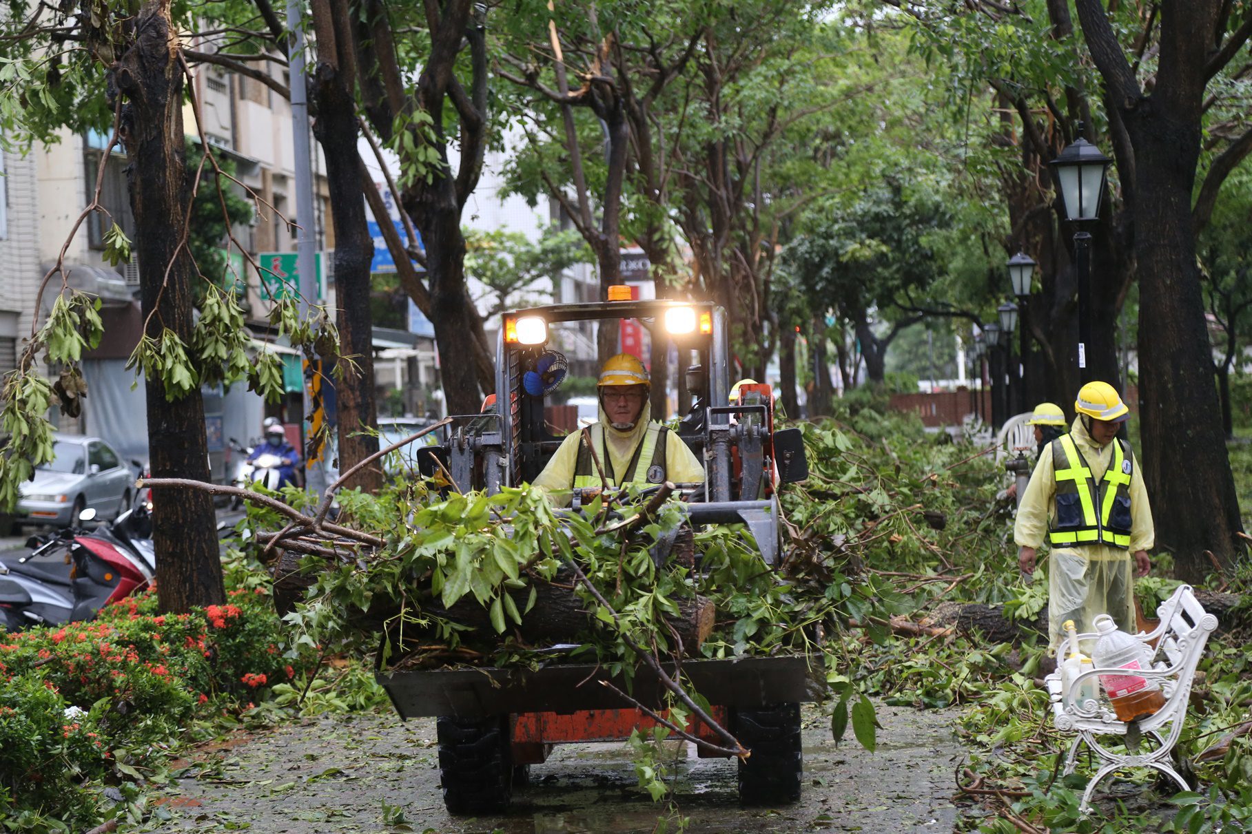 嘉義市災後復原日夜不懈　全市主要幹道全數恢復通行