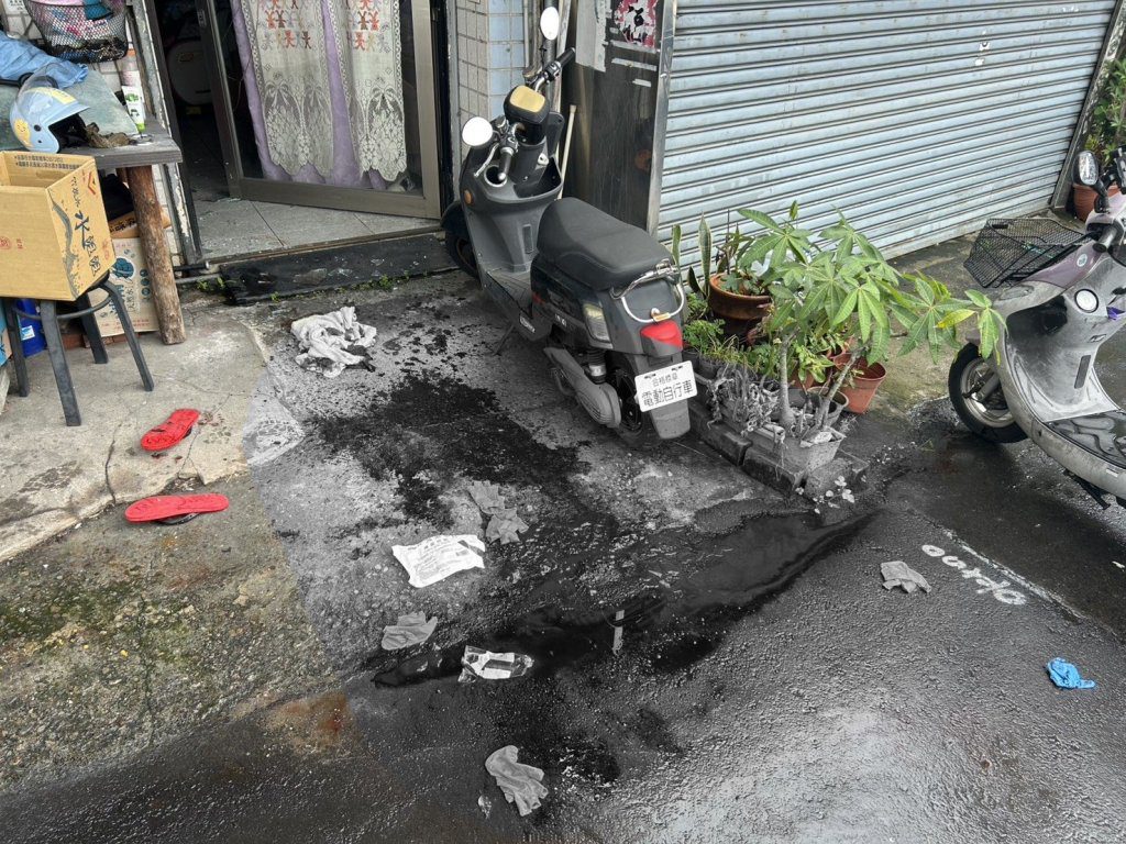 驚悚!台中男子撞破家中大門玻璃 割傷右手臂血流滿地送醫 驚悚!台中男子撞破家中大門玻璃 割傷右手臂血流滿地送醫
