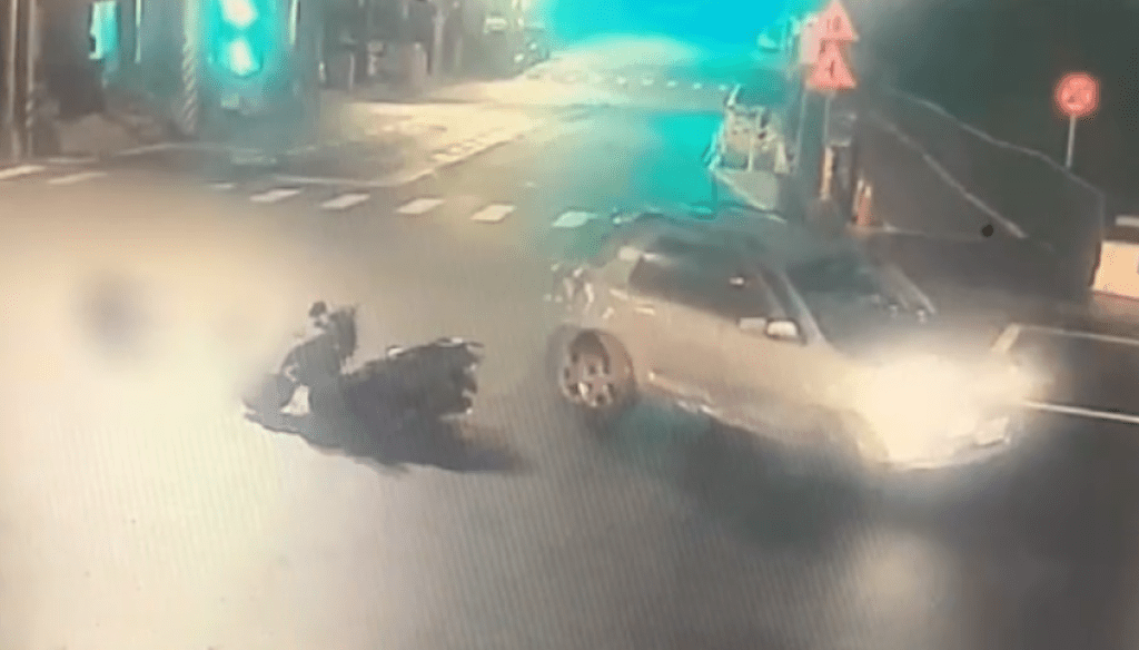 死亡車禍撞擊畫面曝光!清寒打工男無照騎車疑闖紅燈 與自小客車相撞傷重不治 死亡車禍撞擊畫面曝光!清寒打工男無照騎車疑闖紅燈 與自小客車相撞傷重不治