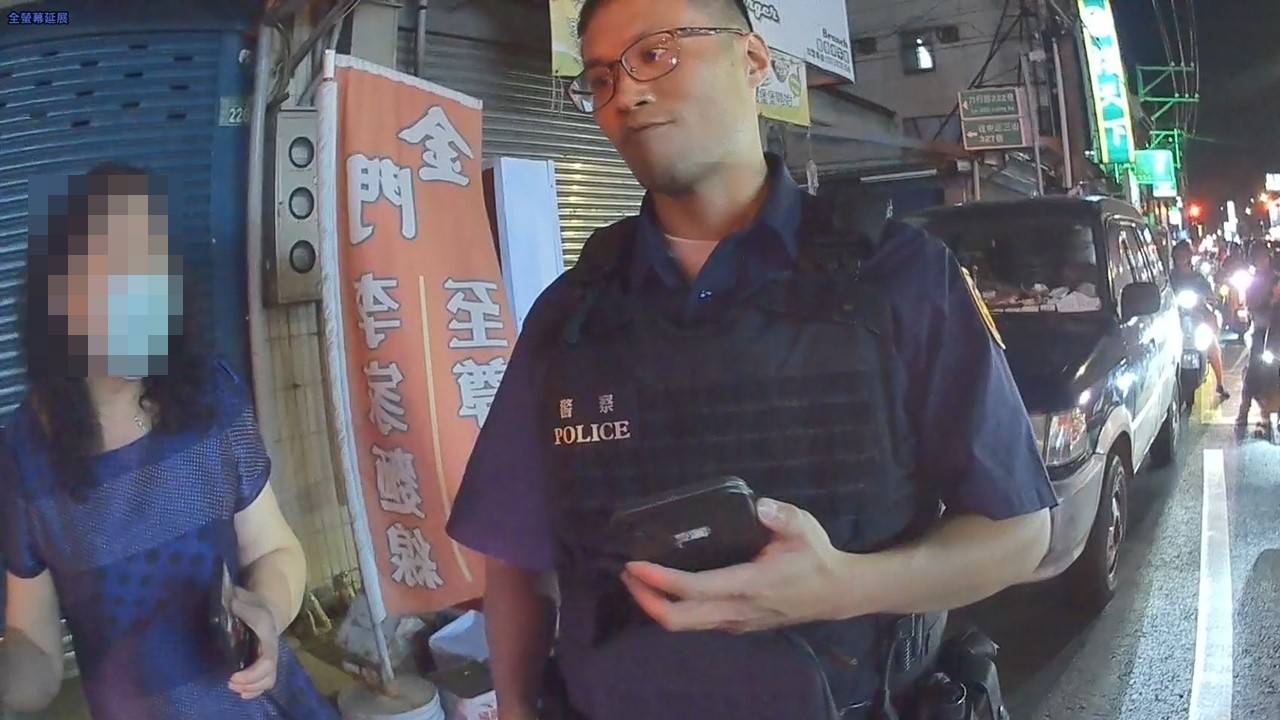 女駕車半途突熄火癱瘓車流 警民合力排除故障恢復通行 女駕車半途突熄火癱瘓車流 警民合力排除故障恢復通行