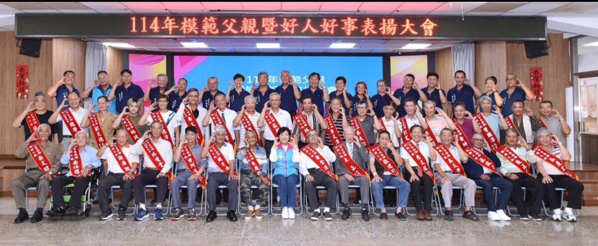 吉安鄉34位模範父親登場亮相鄉長游淑貞獻上棒棒糖伴同照相紀錄