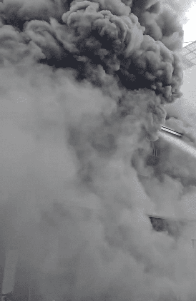 台中製冰廠倉庫火警！　火勢猛烈濃煙沖天