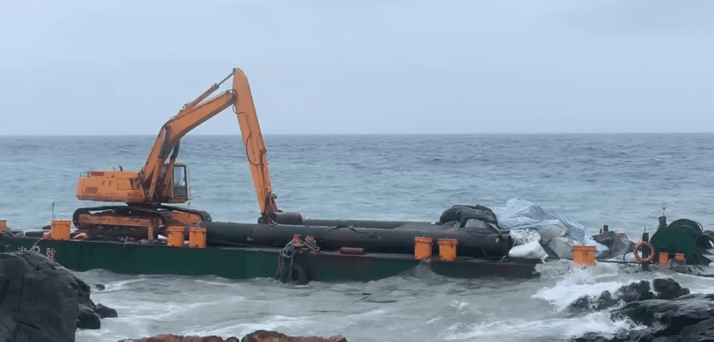 澎湖望安鄉施作防工程平台船纜繩斷漂流 怪手救援陷坑洞員警到場警戒 澎湖望安鄉施作防工程平台船纜繩斷漂流 怪手救援陷坑洞員警到場警戒