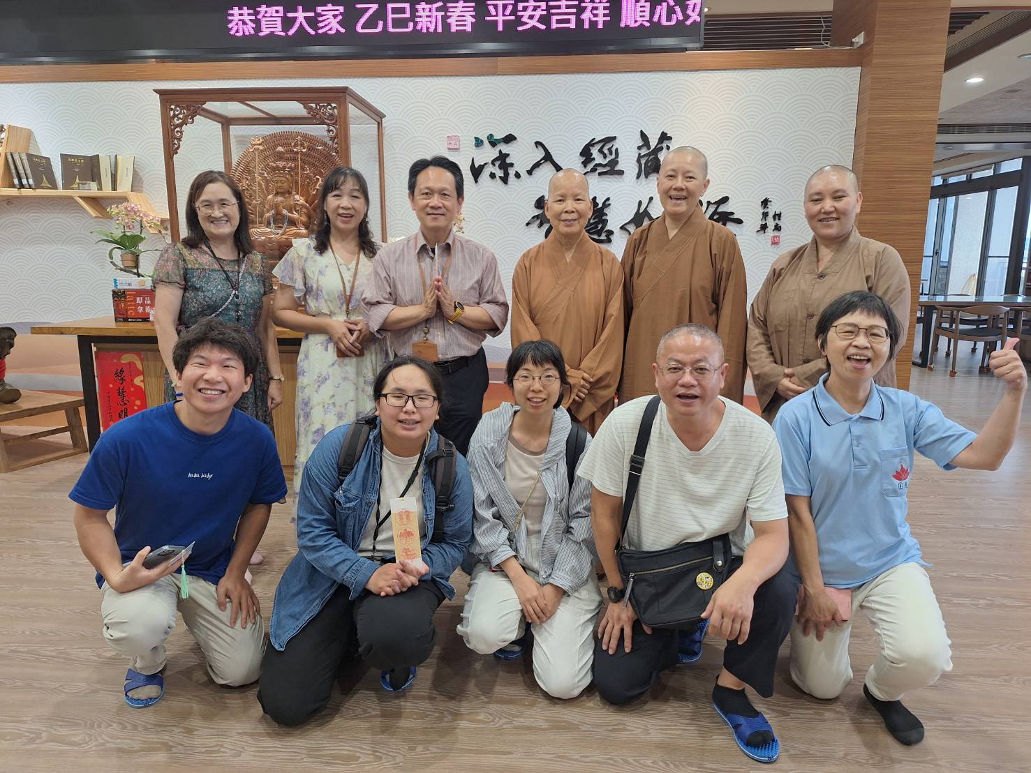 桃市圖館長施照輝中壢圓光禪寺交流   參拜佛教石窟等鎮寺三寶