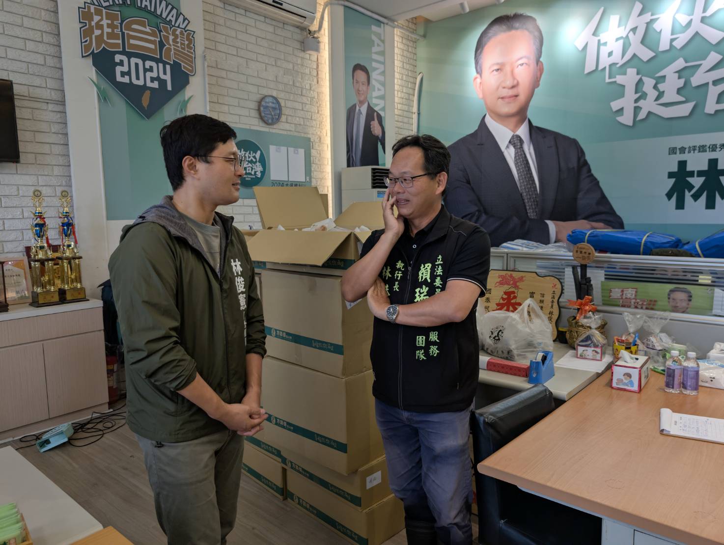 賴瑞隆支持協助救災復原工作 暖心麵包送台南