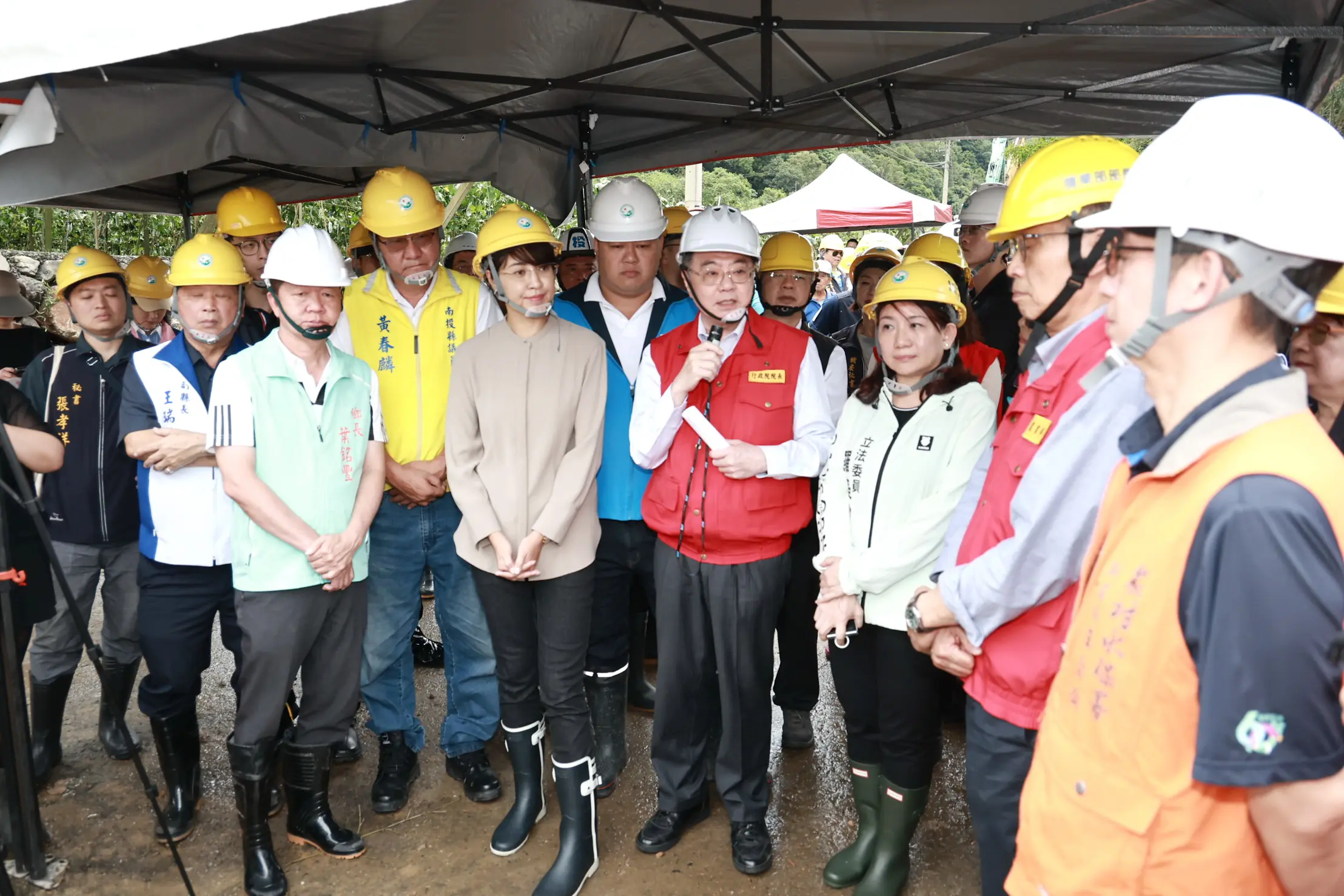 行政院長蒞縣勘災 許縣長爭取提高治山防洪經費與放寬農損救助 行政院長蒞縣勘災 許縣長爭取提高治山防洪經費與放寬農損救助