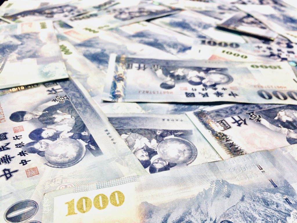 1萬元現金確定發!立院三讀通過藍版特別條例 最快10月底前入袋 1萬元現金確定發!立院三讀通過藍版特別條例 最快10月底前入袋