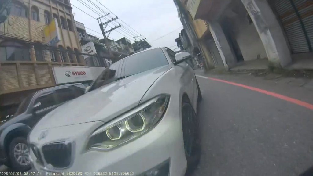 影/傻眼!騎士右轉「迎面衝來逆向BMW」 雙方對撞影片引發熱議 影/傻眼!騎士右轉「迎面衝來逆向BMW」 雙方對撞影片引發熱議