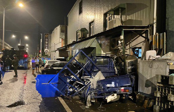 楊梅一部自走炮車 撞路邊四部自小客 楊梅一部自走炮車 撞路邊四部自小客