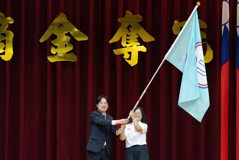 總統為世大運代表團授旗　期許為國爭光　以運動壯大臺灣