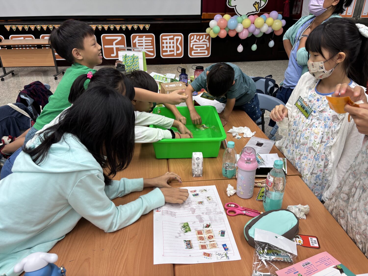 高雄郵局114年暑期親子集郵研習營 溫馨登場 高雄郵局114年暑期親子集郵研習營 溫馨登場