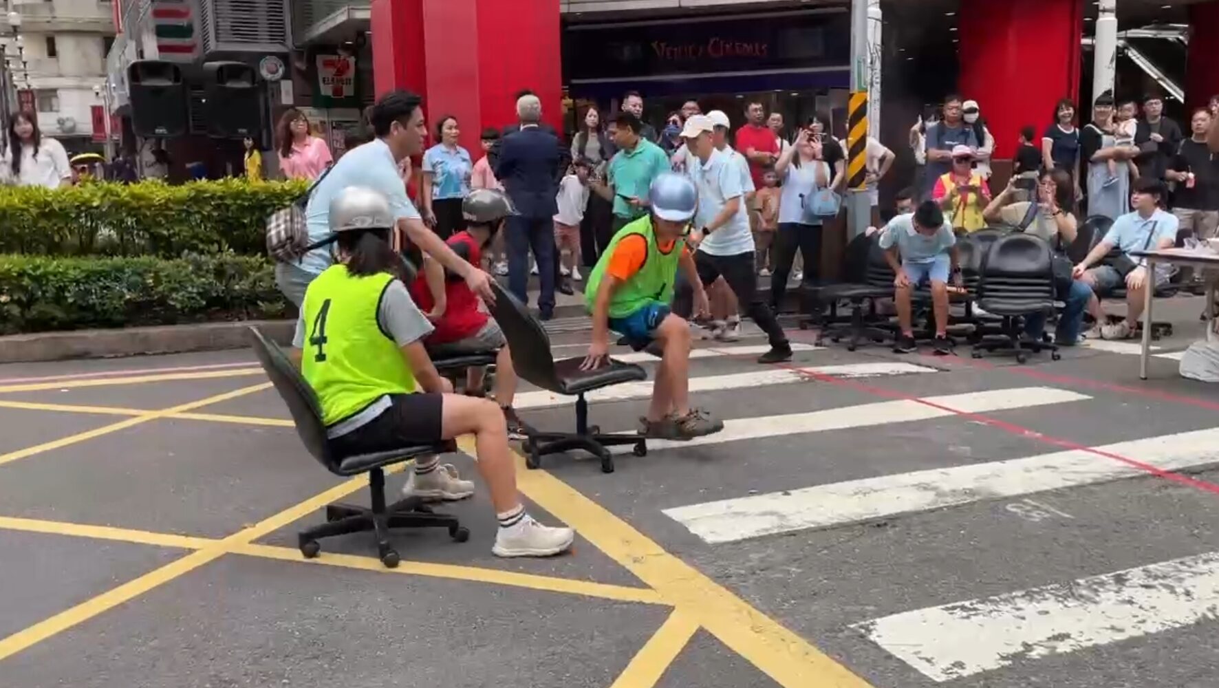 街頭聚眾競速?中壢辦公椅滑行大賽熱血開辦 寓教於樂反毒反詐騙 街頭聚眾競速?中壢辦公椅滑行大賽熱血開辦 寓教於樂反毒反詐騙