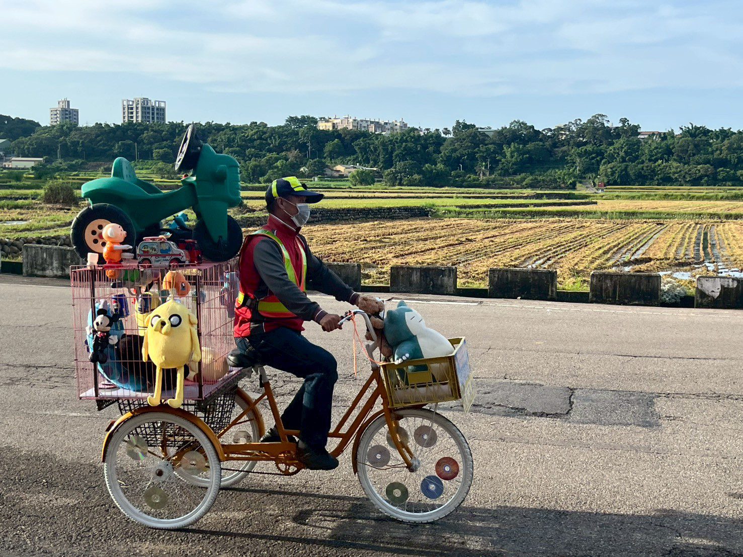 三輪車響起「有酒矸通賣無」！ 台中市外埔區隊復古風潮推環保