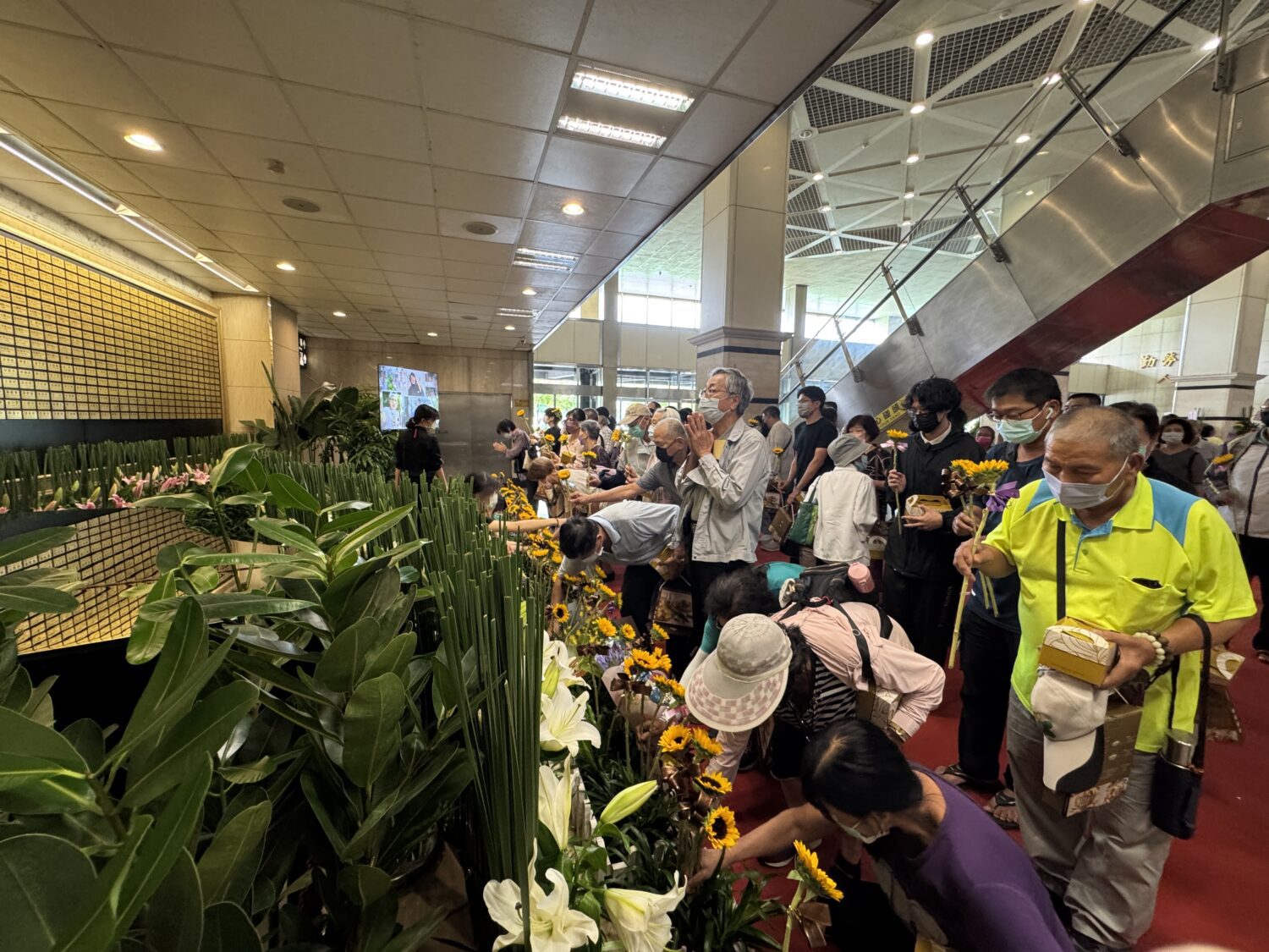 高雄長庚今舉辦器官捐贈追思會，王植熙院長帶領醫護同仁致上最深敬意