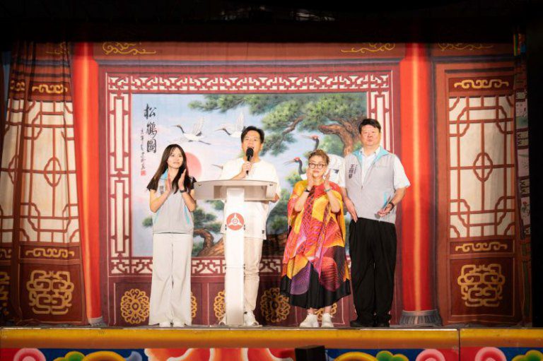 唐美雲歌仔戲團《龍鳳情緣》精彩好戲登場 邱代理市長與市民朋友齊聚普天宮同樂 唐美雲歌仔戲團《龍鳳情緣》精彩好戲登場 邱代理市長與市民朋友齊聚普天宮同樂